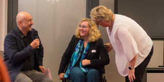 Foto. Marcel Feichtinger und Maike Meuthen im Gespräch. Marcel Feichtinger hält das Mikrofon.