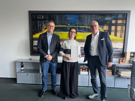 Foto. Übergabe der Ernennungsurkunde Prof. Dr. Jörg-Tobias Kuhn, Prof. Dr. Liane Bächler & Prof. Dr. Manfred Bayer