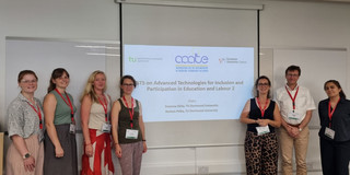 Gruppenfoto vor der Präsentationsfolie "STS on Advanced Technologies for Technologies for Inclusion an Particpation in Education and Labour 2. Von Links nach rechts: Dorothea Hayh, Laura Wuttke, Susanne Dirks, Daniela Nussbaumer, Liane Bächler, Bastian Pelka, Sara Kerdar