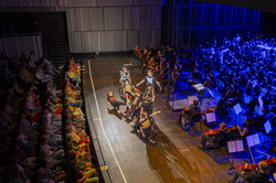 Eine inklusive Gruppe von Kindern tanzt auf dem  Eröffnungskonzert auf der Bühne des Konzerthauses