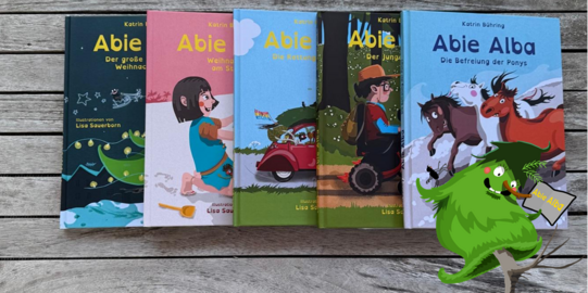 Foto. Cover der Kinderbuchreihe Abie Alba. Darauf die gezeichnete Figur Abie Alba