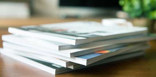 Foto. Stapel Zeitschriften.