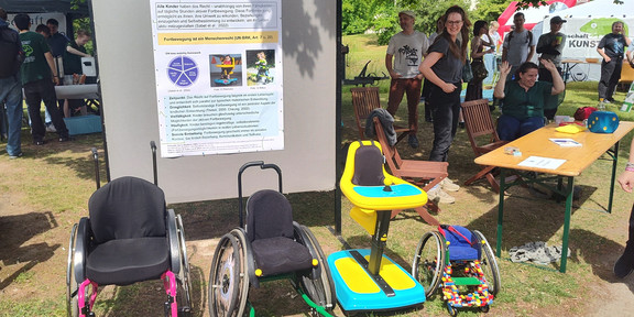Der Stand des Fachgebietes beim Sommerfest mit Rollstühlen ist zu sehen.