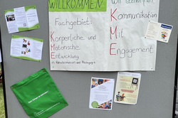 Stellwand mit Plakat, Flyern und Jutebeutel vom Fachgebiet Foto. Stellwand mit Plakat "Willkommen: Fachgebiet Körperliche und Motorische Entwicklung in Rehabilitation und Pädagogik. Wir stehen für Kommunikation mit Engagement"und Flyern