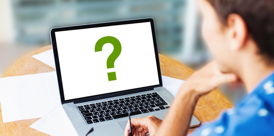 Frau am Laptop - Fragenzeichen auf dem Display Frau am Laptop - Fragenzeichen auf dem Display