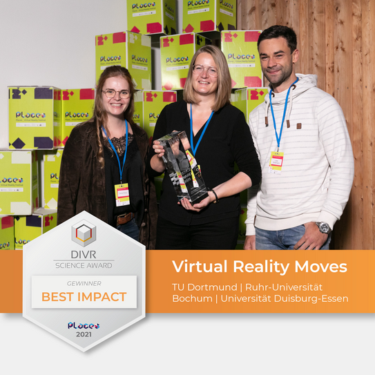 DIVR-Award - Gewinner in der Kategorie Best Impact - von links nach rechts: Dorina Rohse, Dr. Caterina Schäfer und Luke Stratmann. Caterina Schäfer hält den Preis.