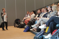 Foto. Ginny Paleg spricht vor Publikum
