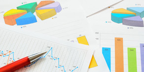 Bunte Kreis- und Balkendiagramme und ein Graph im Detail auf verschiedenen Seiten, die übereinander liegen. 