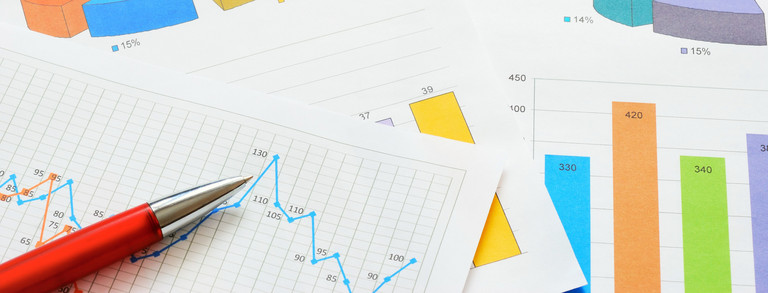Diagramme_02 Bunte Kreis- und Balkendiagramme und ein Graph im Detail auf verschiedenen Seiten, die übereinander liegen.