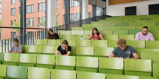 Studierende sitzen in einem Hörsaal.